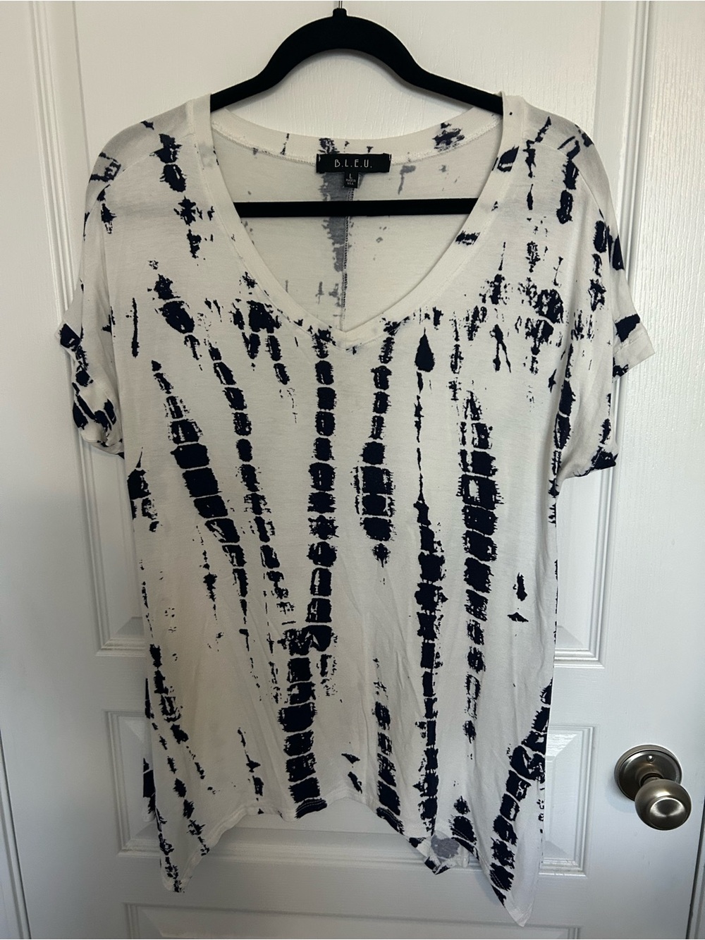 B.L.E.U. White & Black Tie-Dye V-Neck Short Sleeve Top
